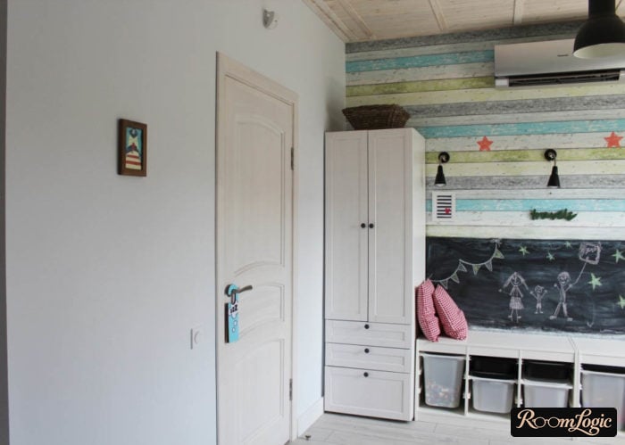 light routed detailing door for kids' room