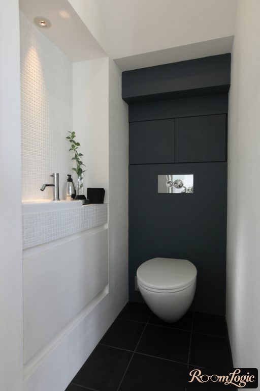 light walls on the sides and dark walls behind the toilet