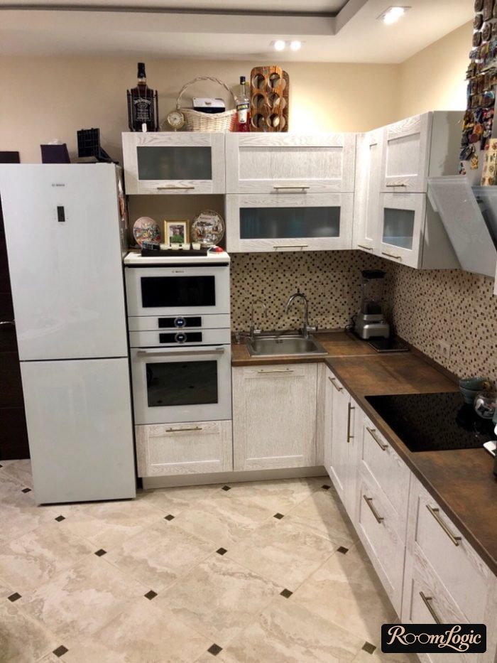 lived-in kitchen with sink in the corner