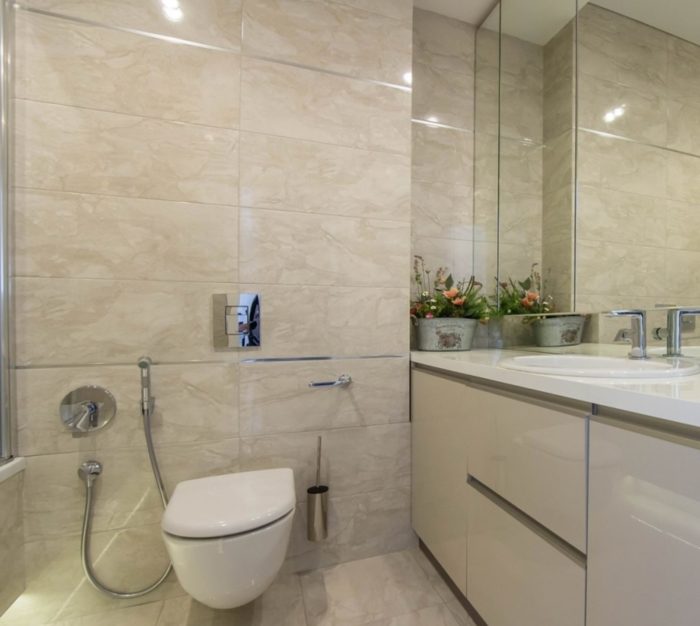 marble-look tile bathroom design