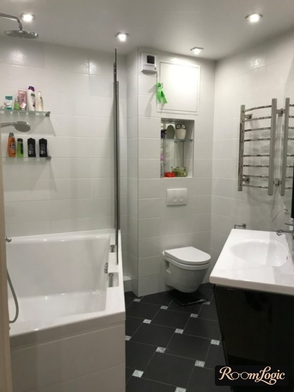 Matte ceiling in the small bathroom