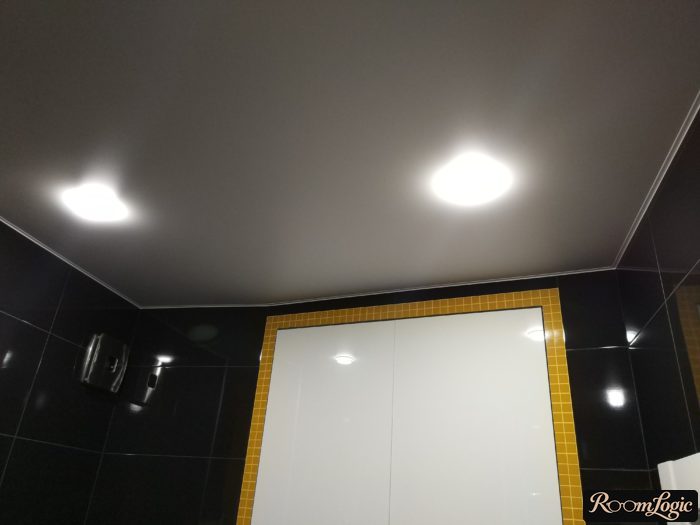 Matte or glossy stretch ceiling in the bathroom