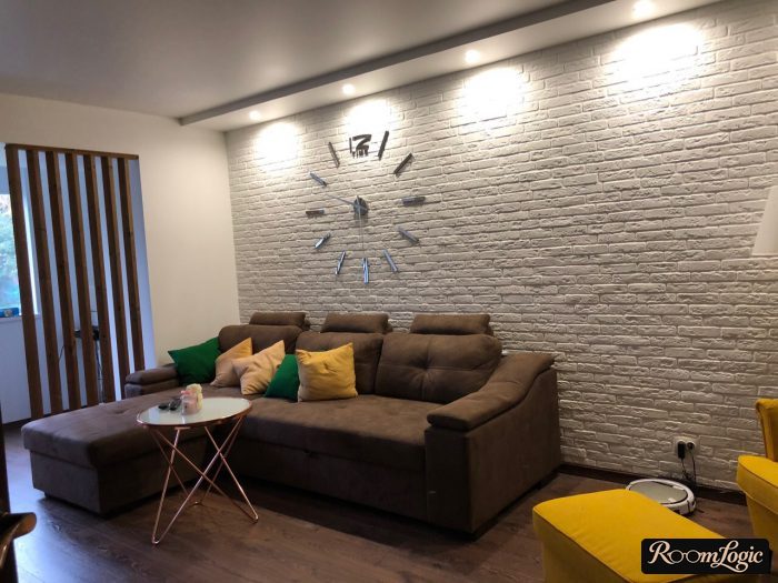Matte stretch ceiling in the living room with a drywall step