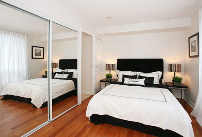 mirror sliding-door wardrobe in the design of a small bedroom