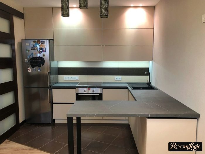 modern L-shaped kitchen with breakfast bar