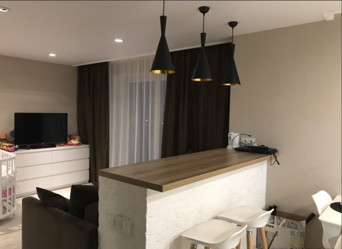 monolithic breakfast bar in studio apartment