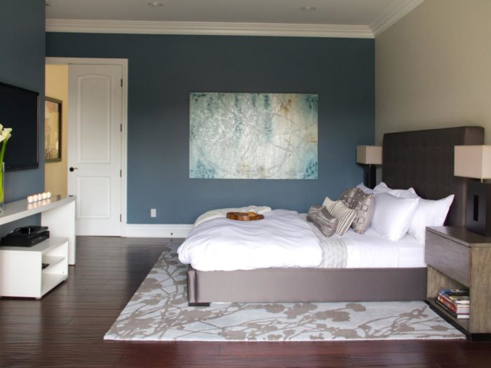 More than two colors in the bedroom interior