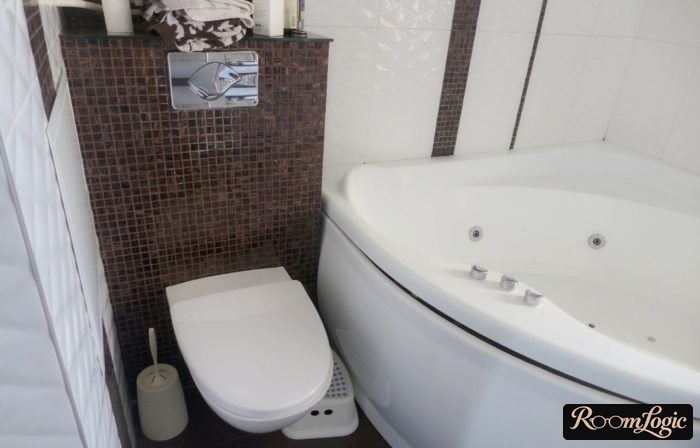 mosaic finished combined bathroom