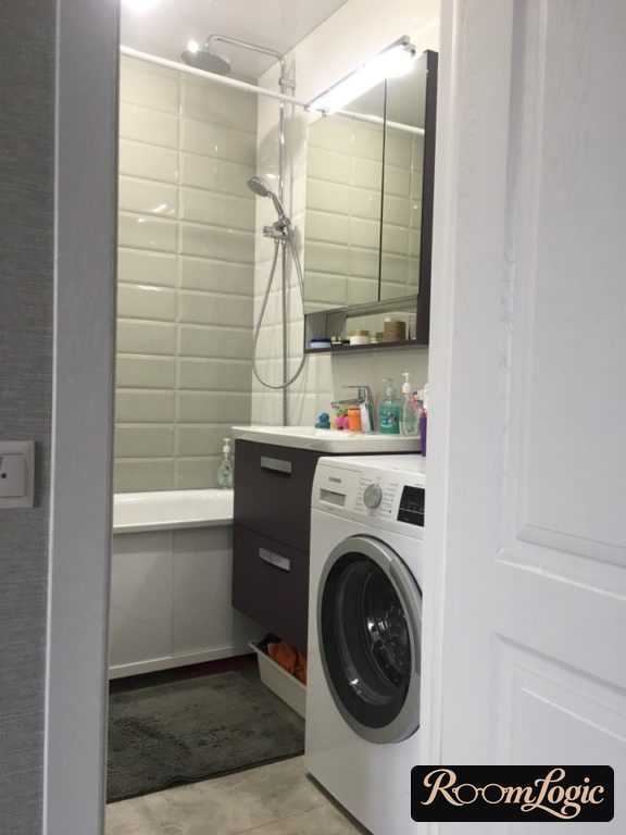 mosaic screen in small bathroom