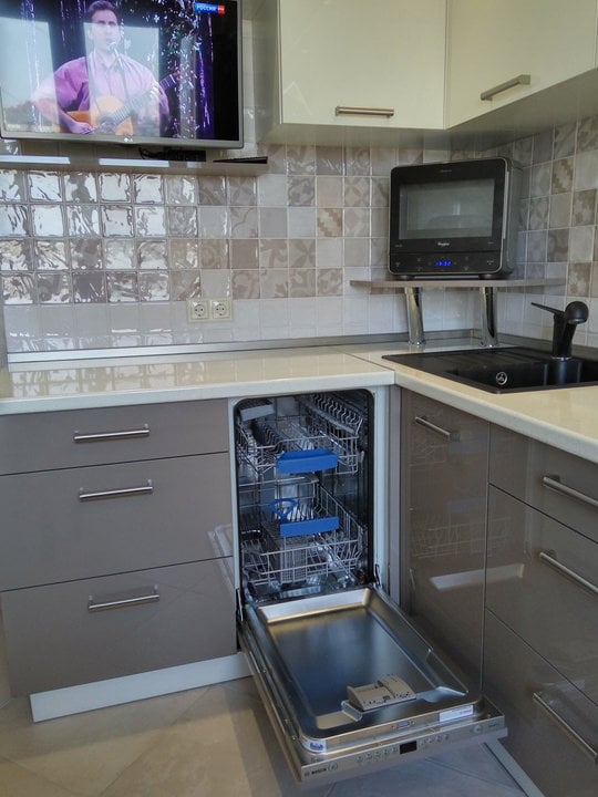 Narrow built-in dishwasher for a small kitchen cabinet set