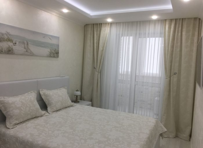 neutral wallpaper in the bedroom