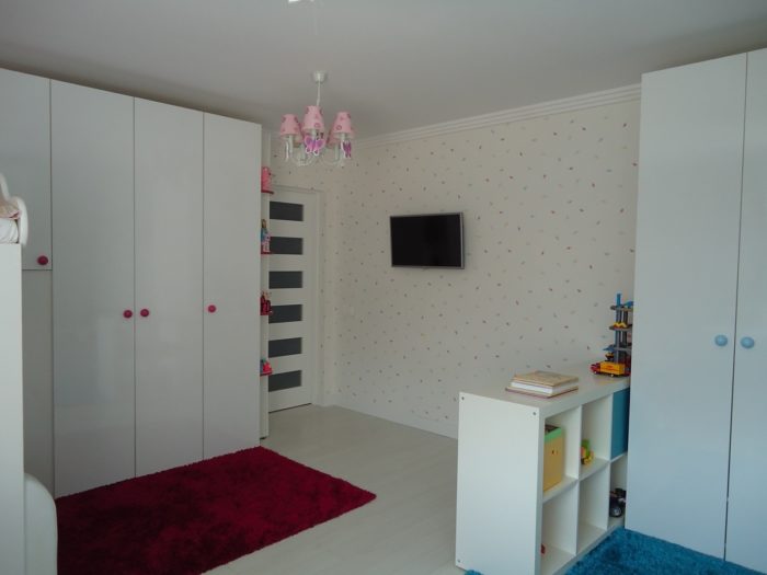neutral wallpaper in the kids’ room for two children