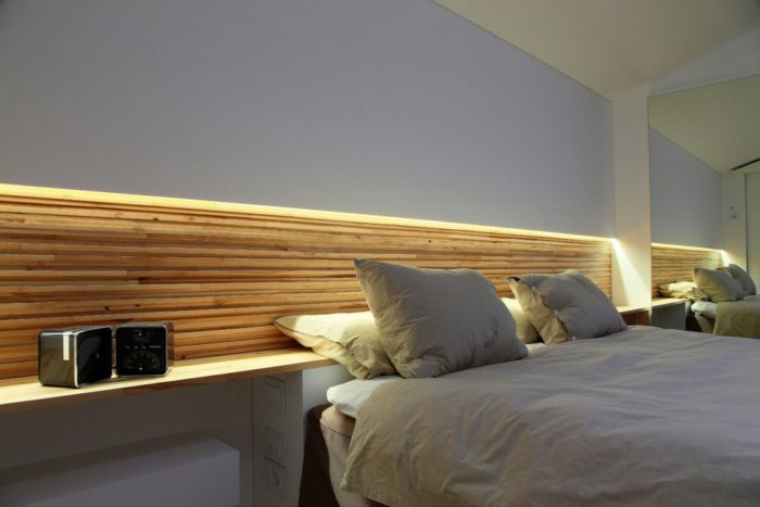 Niche with lighting behind the bed in bedroom