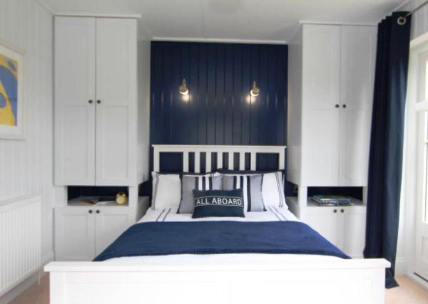 Nightstands and cabinets extending to the ceiling on both sides of the bed