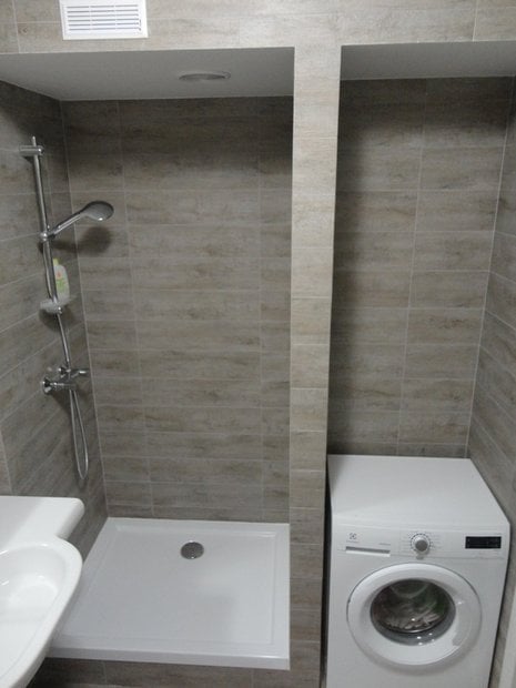 one-bedroom apartment without a bathtub