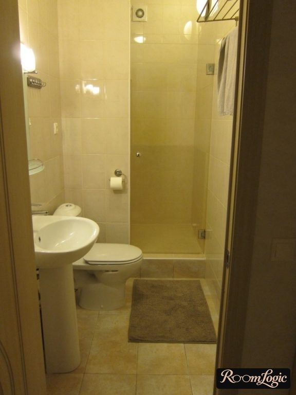 outdated combined bathroom with shower