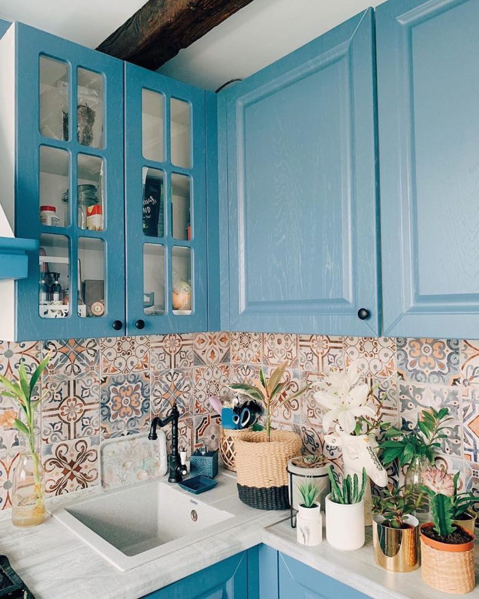 painted blue cabinet fronts on the kitchen