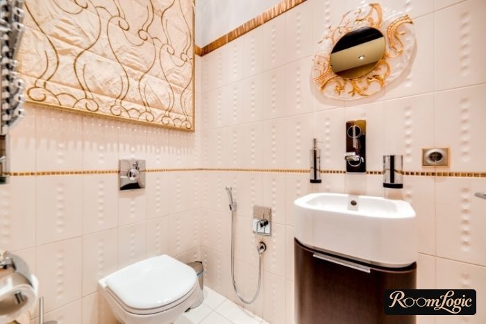 Panel for concealing pipes in a toilet