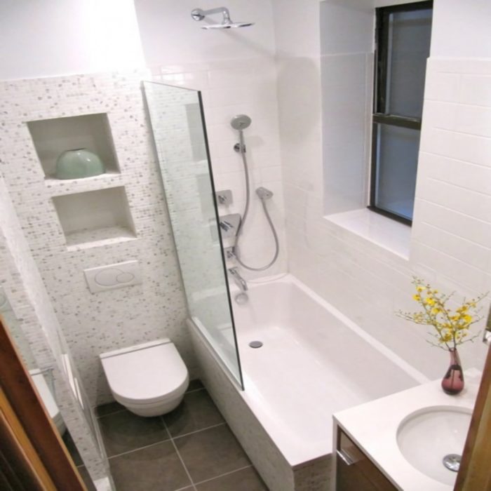 Partition between the bathtub and toilet