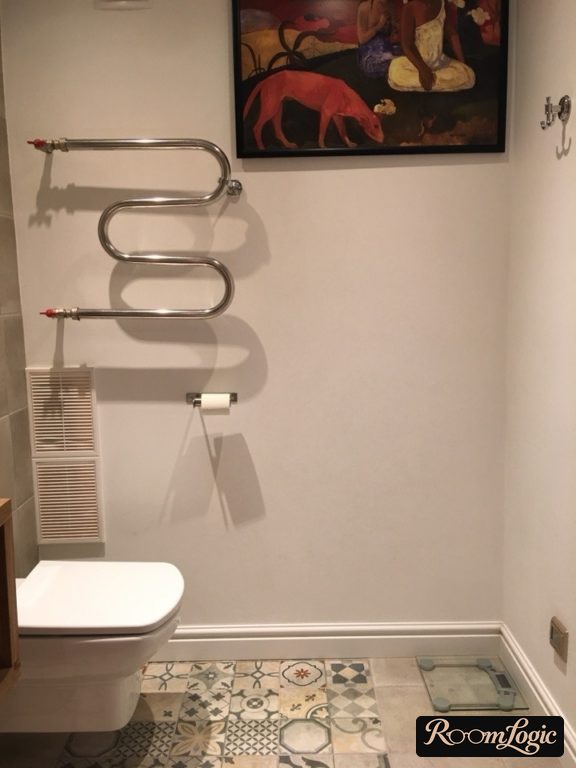 patchwork on the floor in the bathroom