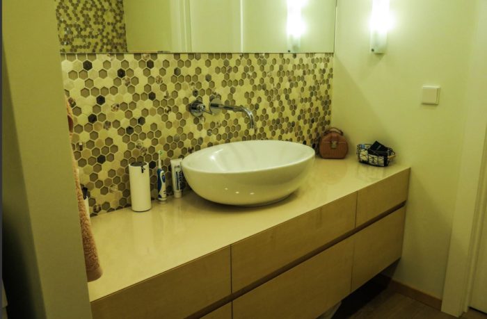 pentagonal mosaic in bathroom design