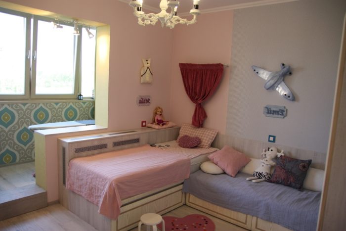 perpendicular beds in a kids’ room for a boy and girl