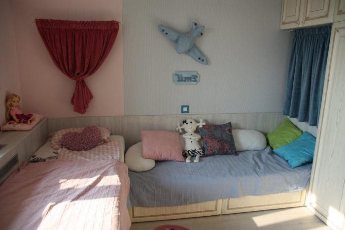 perpendicular beds in kids’ room
