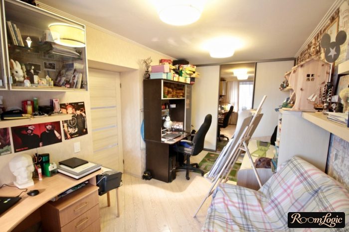 photo of a real lived-in teenager's room