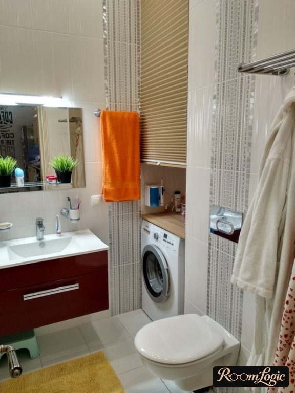 Photo of the combined bathroom with no storage spaces