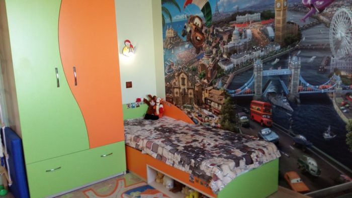Photo wallpaper in a kids' room for two boys