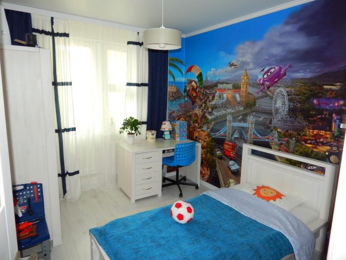 Photo wallpaper in a kids' room for two boys