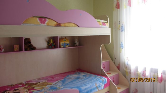 pink bunk bed in kids’ room