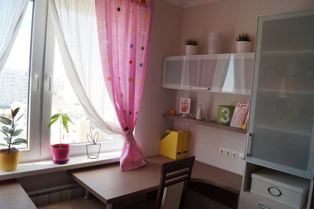 pink curtains in kids’ room for girl