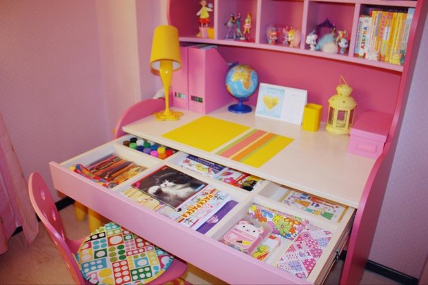 pink kids' writing desk in kids' room