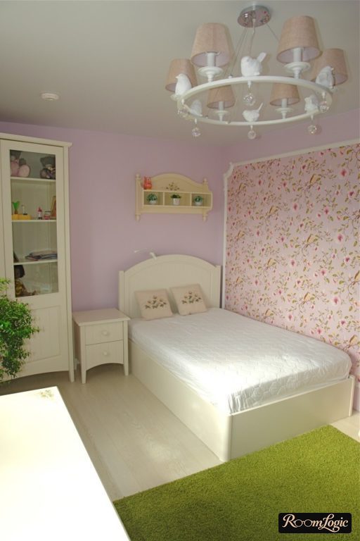 pink wallpaper for a classic kids' room