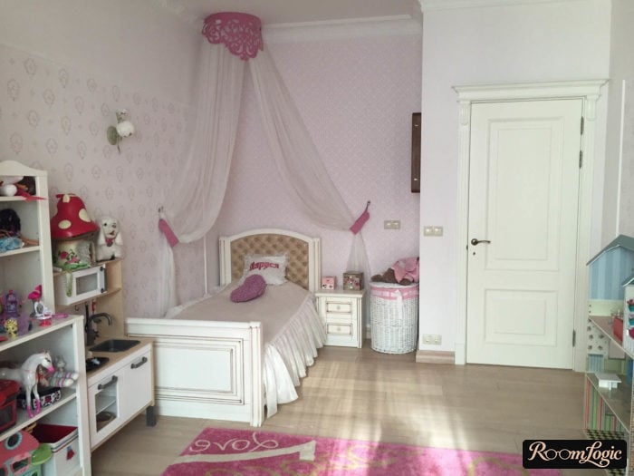 Pink wallpaper in a kids' room