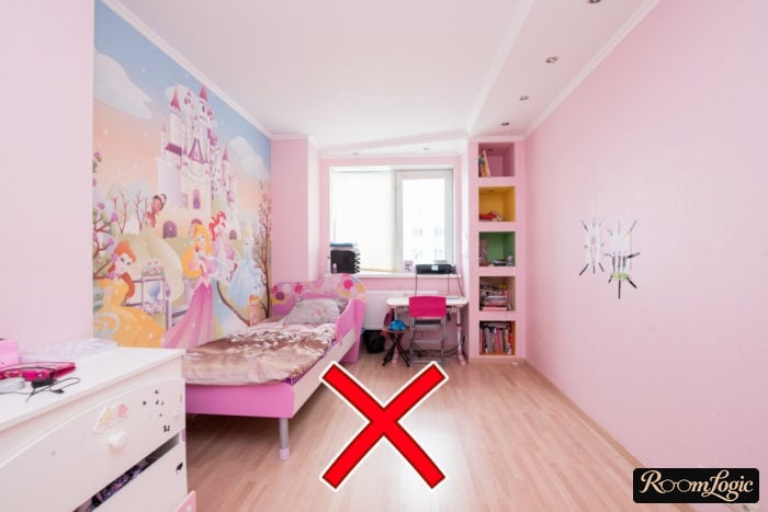 Pink wallpaper in a kids' room