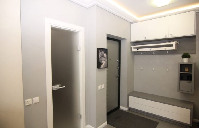 Placement of overhead storage furniture in the entryway
