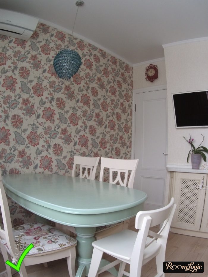 pretty floral wallpaper for kitchen in provence style