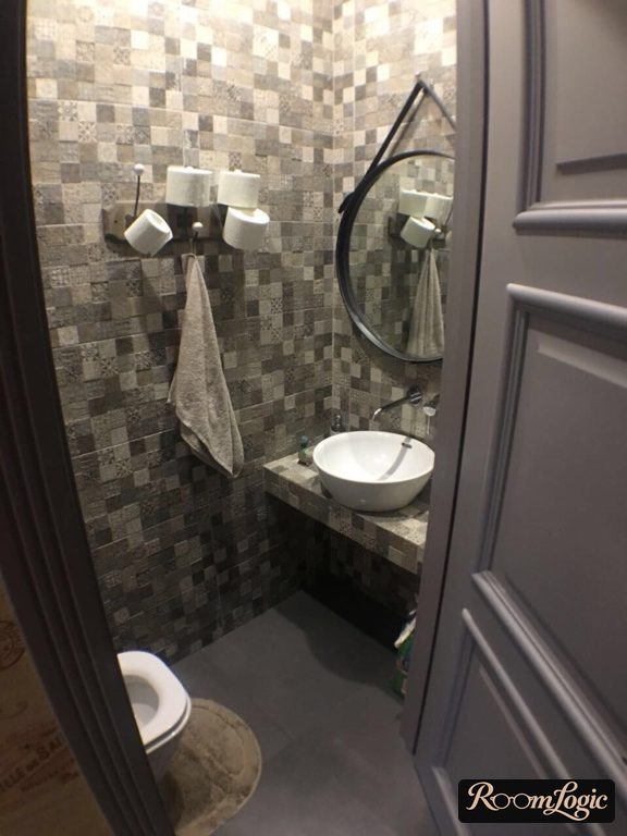 Pseudo-mosaic tile in the toilet