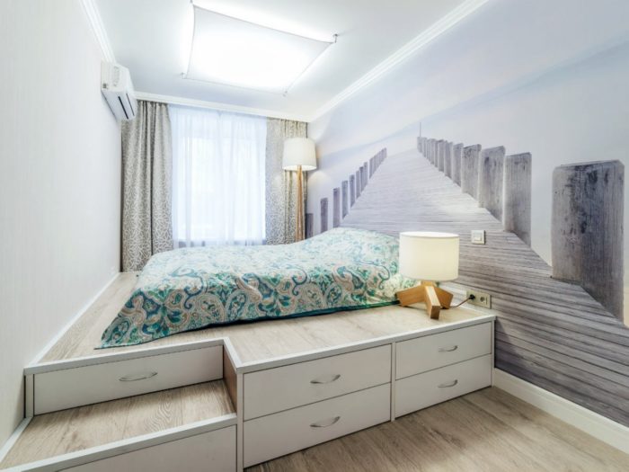 Pull-out drawers under the bed in the bedroom