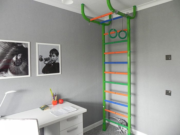 pull-up bar with staircase in kids’ room