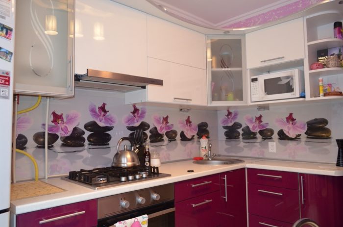 Purple color pattern on the backsplash in the kitchen