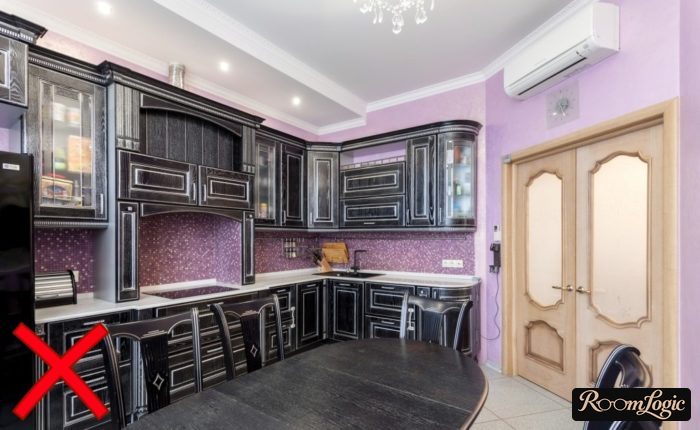 purple wallpaper on a black kitchen in a classical style