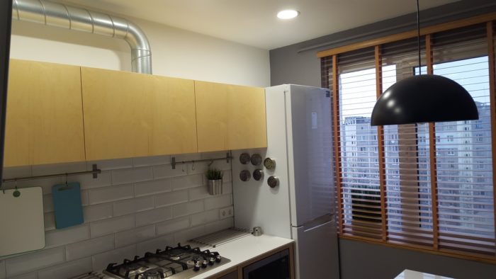 Range hood air duct in a tiny apartment