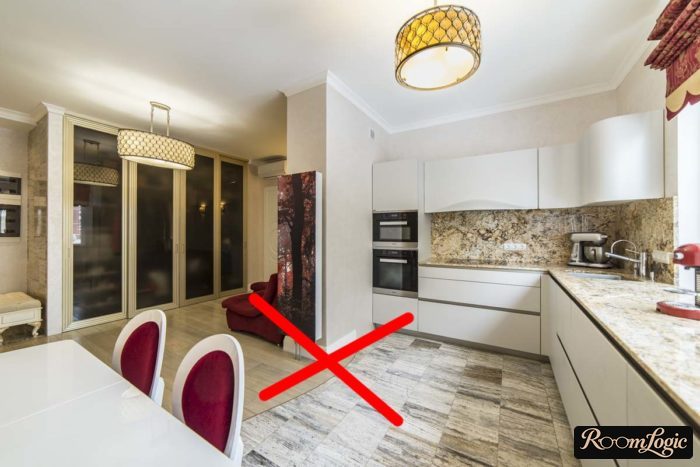 round tile joint and laminate junction between kitchen and entryway