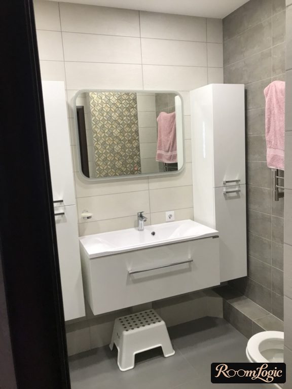 satiny white and gray tile bathroom