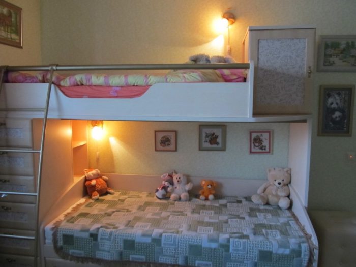 separate lighting in the kids’ room for two girls