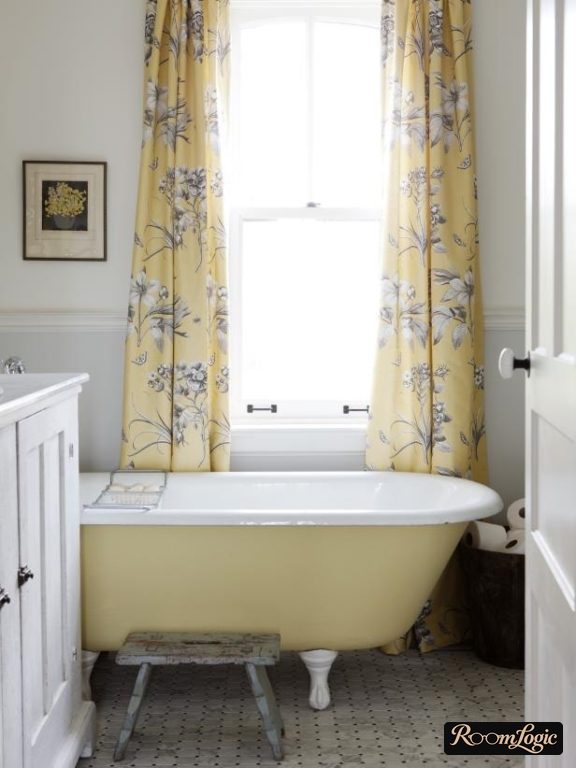 shades with colors in the bathroom in provence style