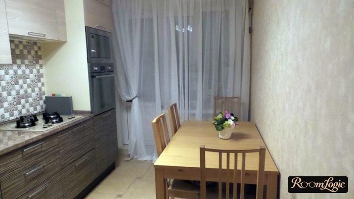 sheer curtain header on the kitchen with balcony door